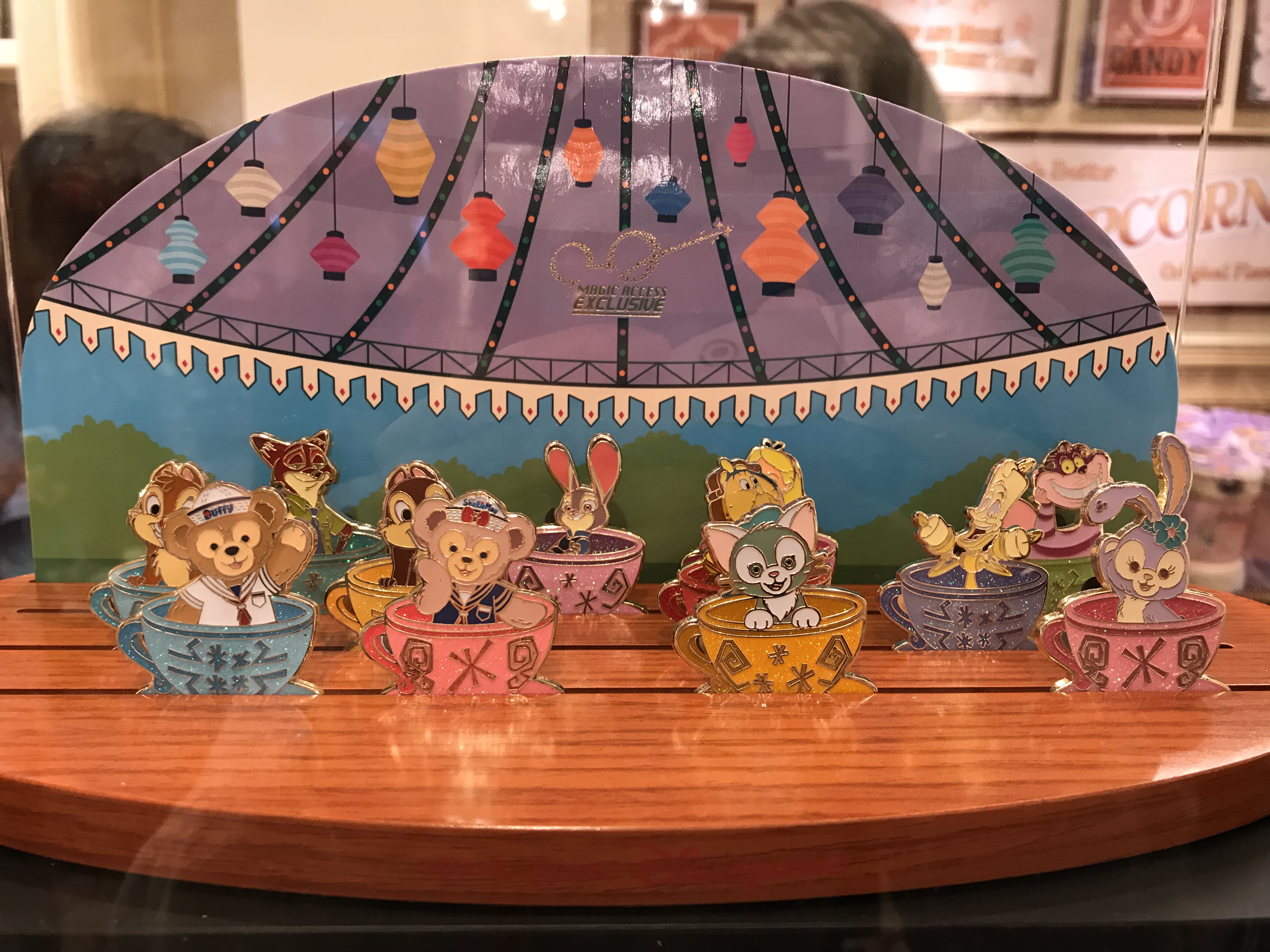香港ディズニー旅行記 期間限定シールとピンバッジ